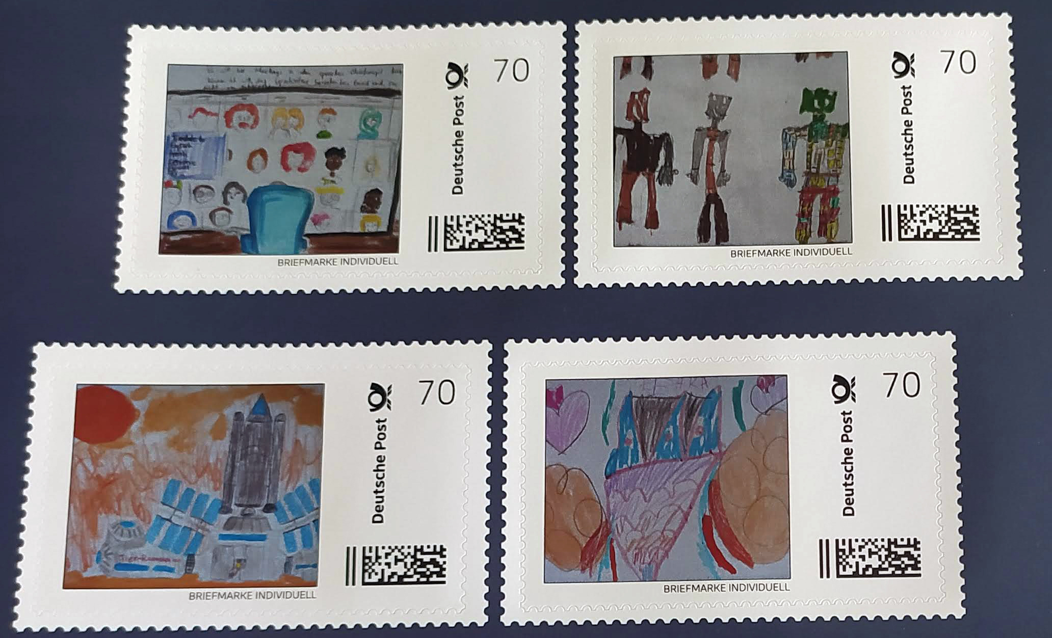 Das sind die Sonderbriefmarken mit den vier ausgewählten Motiven.