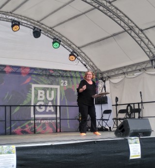 Sabine Krieg bei ihrem Science-Slam-Auftritt.
